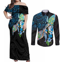 Hawaiian Couple Turtles Honi Couples Matching Off Shoulder Maxi Dress and Long Sleeve Button Shirt Polynesian Art Motifs and Hibiscus Black Blue Color - Polynesian Pride