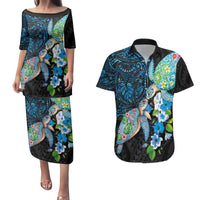Hawaiian Couple Turtles Honi Couples Matching Puletasi and Hawaiian Shirt Polynesian Art Motifs and Hibiscus Black Blue Color - Polynesian Pride