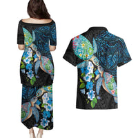 Hawaiian Couple Turtles Honi Couples Matching Puletasi and Hawaiian Shirt Polynesian Art Motifs and Hibiscus Black Blue Color - Polynesian Pride