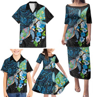 Hawaiian Couple Turtles Honi Family Matching Puletasi and Hawaiian Shirt Polynesian Art Motifs and Hibiscus Black Blue Color - Polynesian Pride