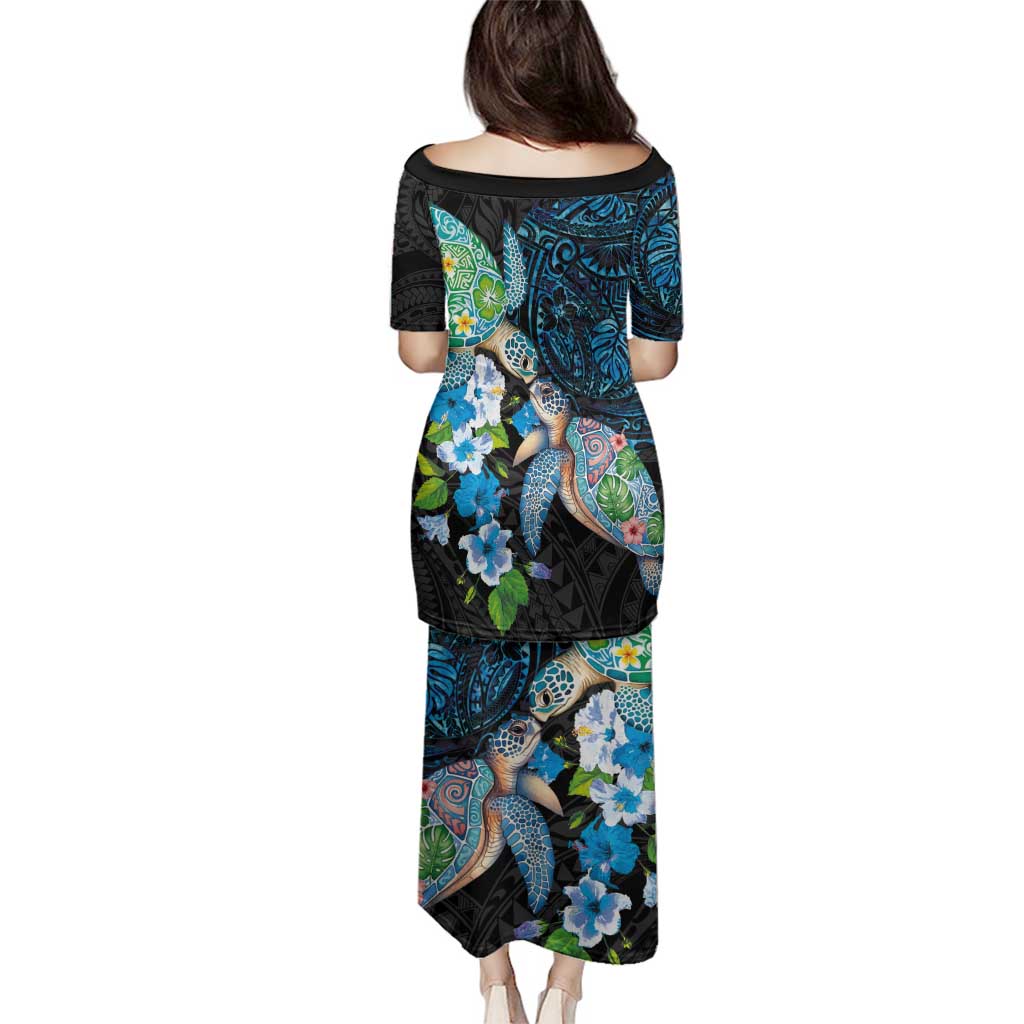 Hawaiian Couple Turtles Honi Family Matching Puletasi and Hawaiian Shirt Polynesian Art Motifs and Hibiscus Black Blue Color - Polynesian Pride