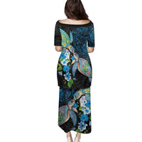 Hawaiian Couple Turtles Honi Family Matching Puletasi and Hawaiian Shirt Polynesian Art Motifs and Hibiscus Black Blue Color - Polynesian Pride