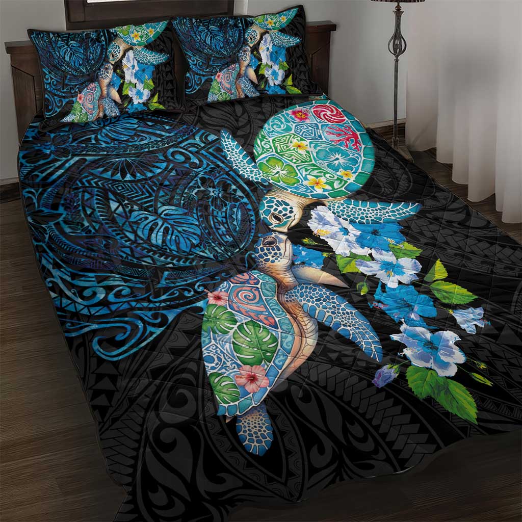 Hawaiian Couple Turtles Honi Quilt Bed Set Polynesian Art Motifs and Hibiscus Black Blue Color - Polynesian Pride