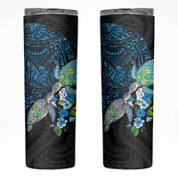 Hawaiian Couple Turtles Honi Skinny Tumbler Polynesian Art Motifs and Hibiscus Black Blue Color - Polynesian Pride