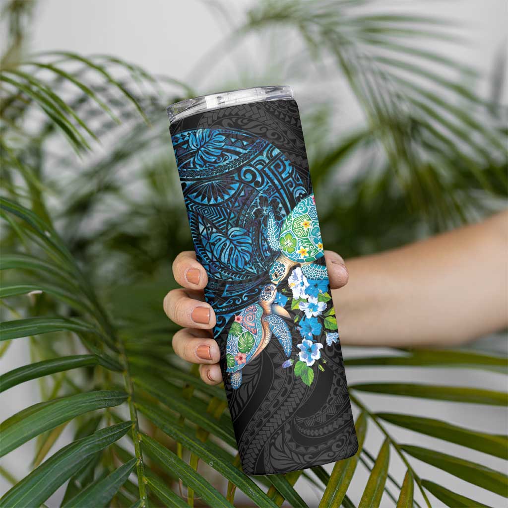 Hawaiian Couple Turtles Honi Skinny Tumbler Polynesian Art Motifs and Hibiscus Black Blue Color - Polynesian Pride