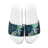 Hawaiian Couple Turtles Honi Slide Sandals Polynesian Art Motifs and Hibiscus Black Blue Color - Polynesian Pride