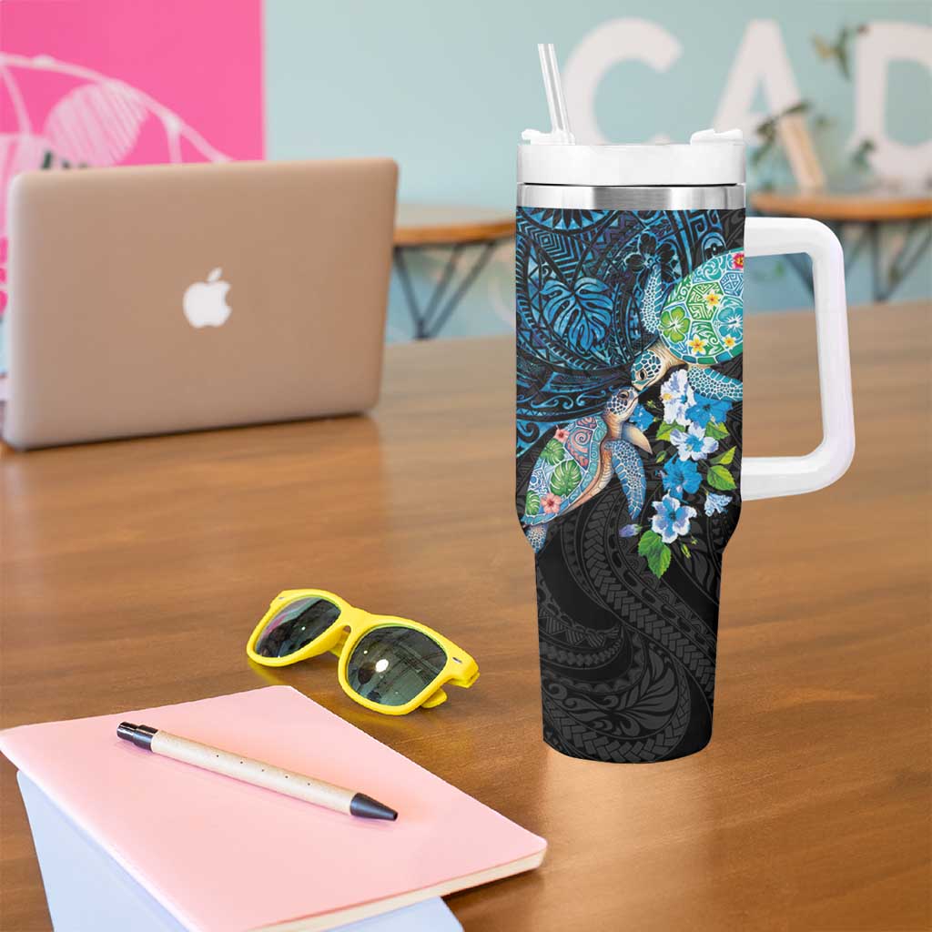 Hawaiian Couple Turtles Honi Tumbler With Handle Polynesian Art Motifs and Hibiscus Black Blue Color - Polynesian Pride