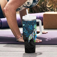 Hawaiian Couple Turtles Honi Tumbler With Handle Polynesian Art Motifs and Hibiscus Black Blue Color - Polynesian Pride