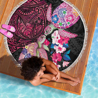 Hawaiian Couple Turtles Honi Beach Blanket Polynesian Art Motifs and Hibiscus Black Red Color - Polynesian Pride