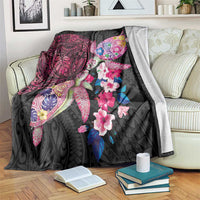 Hawaiian Couple Turtles Honi Blanket Polynesian Art Motifs and Hibiscus Black Red Color - Polynesian Pride