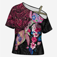 Hawaiian Couple Turtles Honi Cross Shoulder Shirt Polynesian Art Motifs and Hibiscus Black Red Color - Polynesian Pride