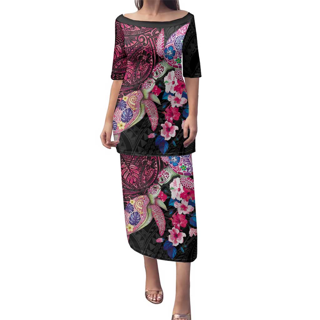 Hawaiian Couple Turtles Honi Family Matching Puletasi and Hawaiian Shirt Polynesian Art Motifs and Hibiscus Black Red Color - Polynesian Pride