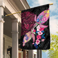 Hawaiian Couple Turtles Honi Garden Flag Polynesian Art Motifs and Hibiscus Black Red Color - Polynesian Pride