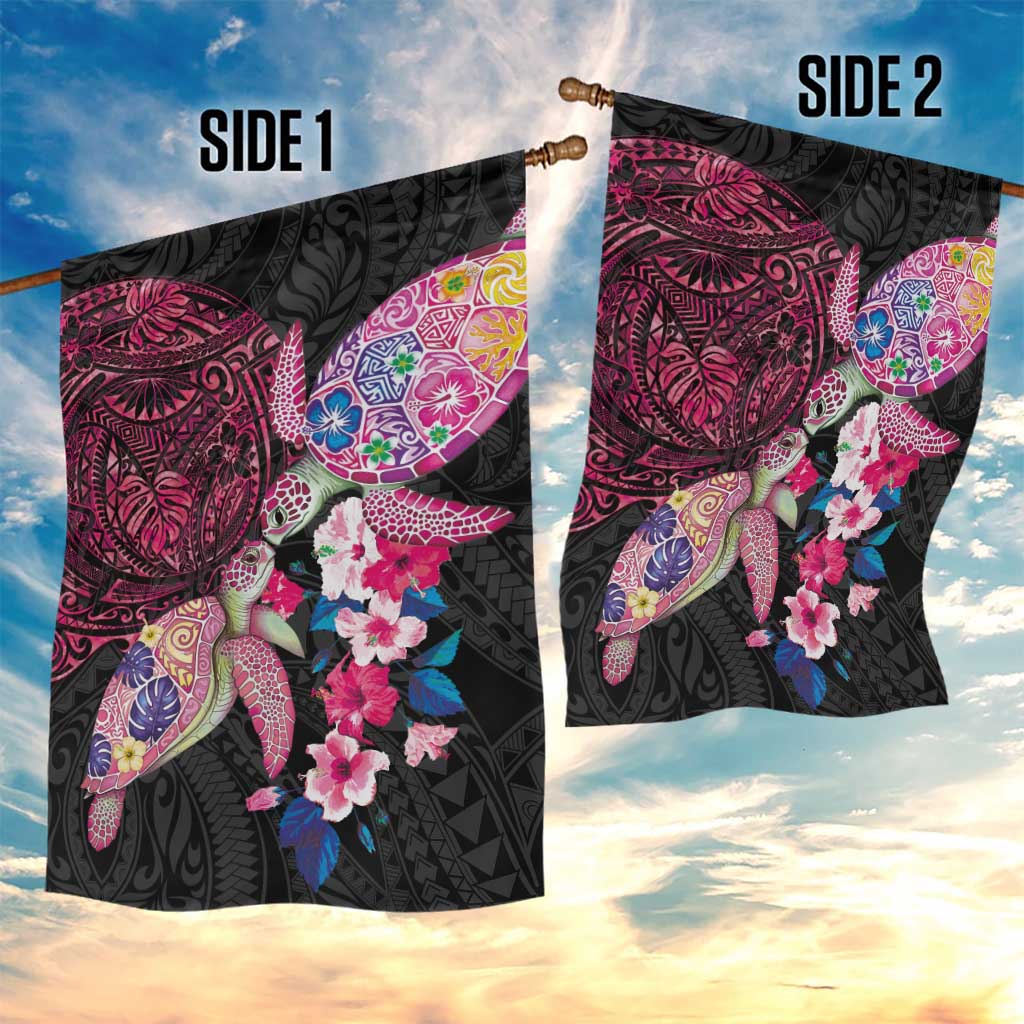 Hawaiian Couple Turtles Honi Garden Flag Polynesian Art Motifs and Hibiscus Black Red Color - Polynesian Pride