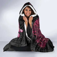 Hawaiian Couple Turtles Honi Hooded Blanket Polynesian Art Motifs and Hibiscus Black Red Color - Polynesian Pride