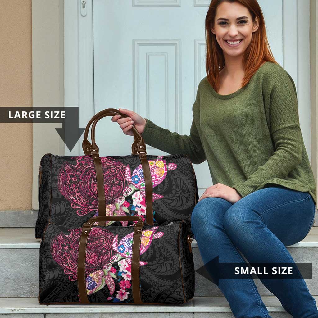 Hawaiian Couple Turtles Honi Travel Bag Polynesian Art Motifs and Hibiscus Black Red Color - Polynesian Pride