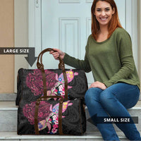 Hawaiian Couple Turtles Honi Travel Bag Polynesian Art Motifs and Hibiscus Black Red Color - Polynesian Pride