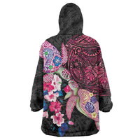 Hawaiian Couple Turtles Honi Wearable Blanket Hoodie Polynesian Art Motifs and Hibiscus Black Red Color - Polynesian Pride