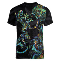 New Zealand Gecko Maori Art Tattoo Women V-Neck T-Shirt Silver Fern and Paua Shell Mode