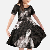 Hawaiian Lei Turtle and Plumeria Family Matching Summer Maxi Dress and Hawaiian Shirt Polynerian Art Tattoo-Grayscale Mode LT03 Daughter's Dress Black - Polynesian Pride