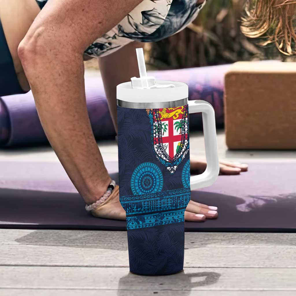 Fiji Coat of Arms Traditional Dashiki Tumbler With Handle Tapa Art and Palm Leaves Pattern Dark Navy Color - Polynesian Pride