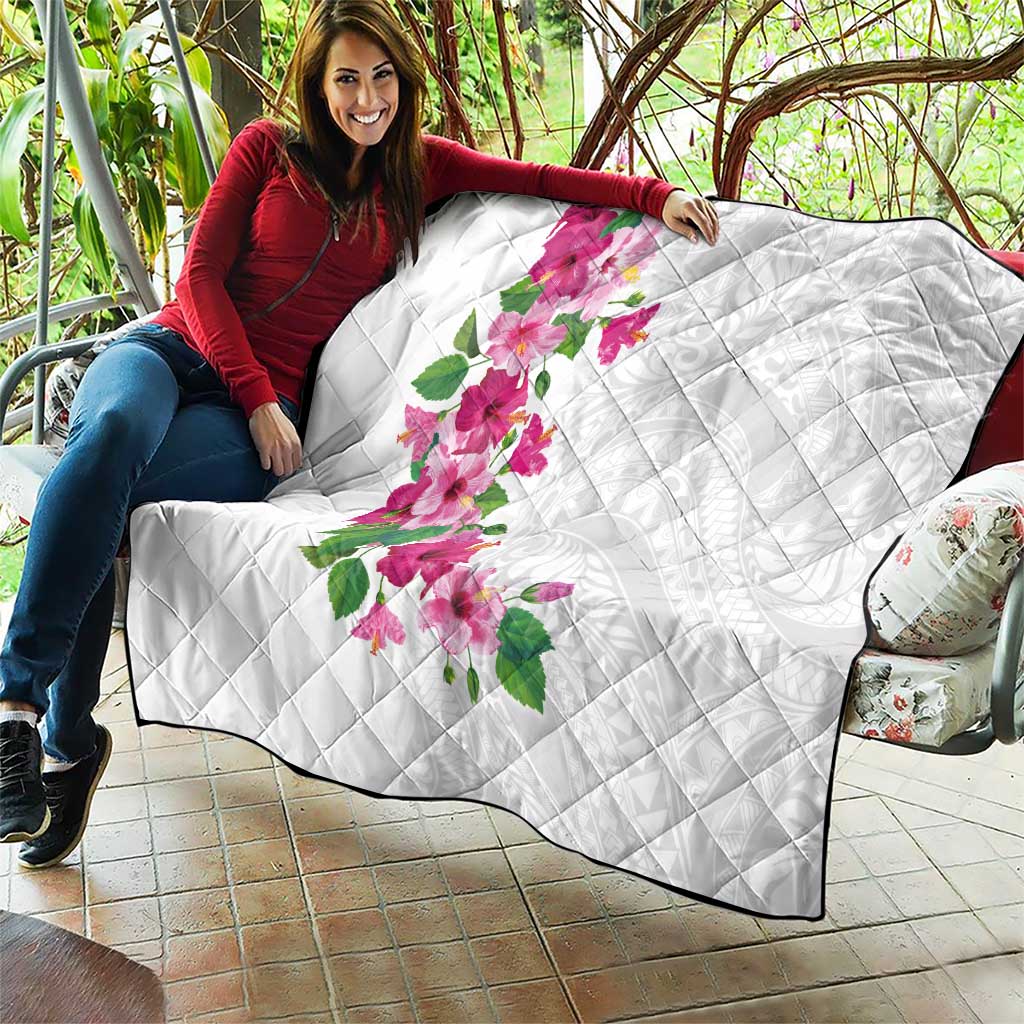 Hawaiian Hibiscus and Art Polynesian Tattoo Quilt White Color