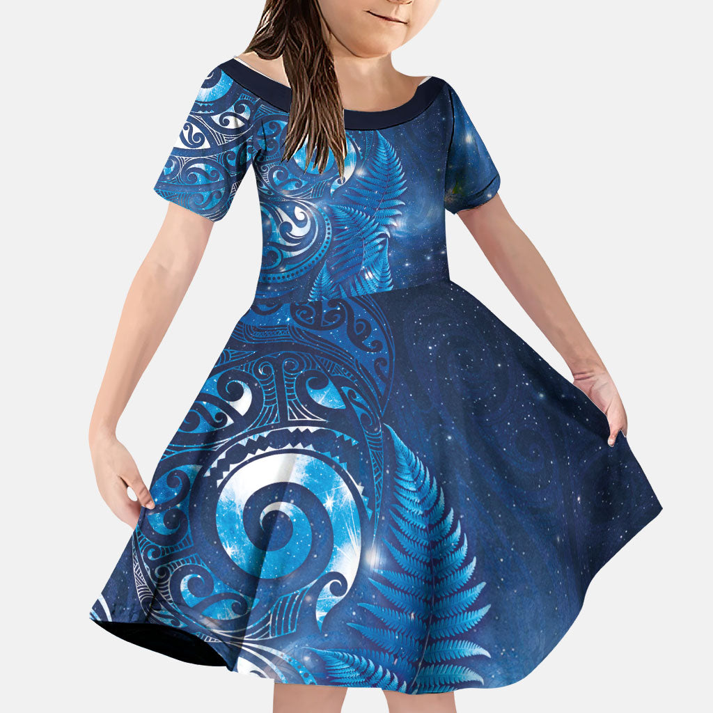 Aotearoa New Zealand New Year Family Matching Off The Shoulder Long Sleeve Dress and Hawaiian Shirt Tribal Koru Tattoo Blue Galaxy Maori Silver Fern LT03 Daughter's Dress Blue - Polynesian Pride