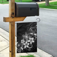 Hawaii Honu Garden Flag Polynesian Curves Plumeria Grayscale - Polynesian Pride