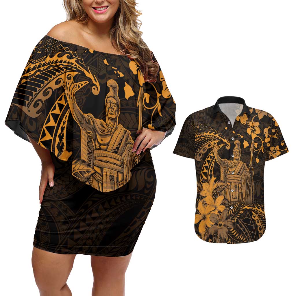 Hawaii King Kamehameha Day Couples Matching Off Shoulder Short Dress and Hawaiian Shirt Polynesian Pattern Mix Hibiscus Gold