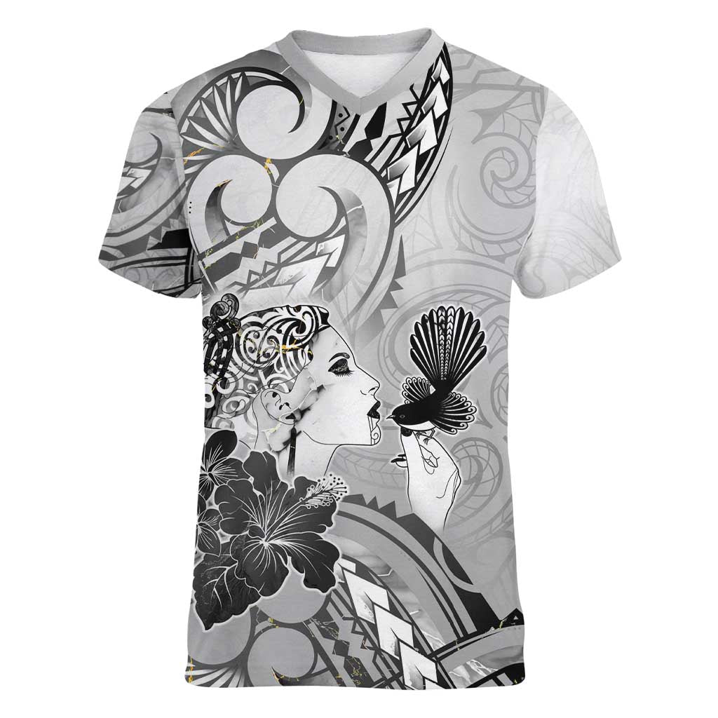 Aotearoa Maori Wahine Women V-Neck T-Shirt Fantail Bird Black Gold Marble
