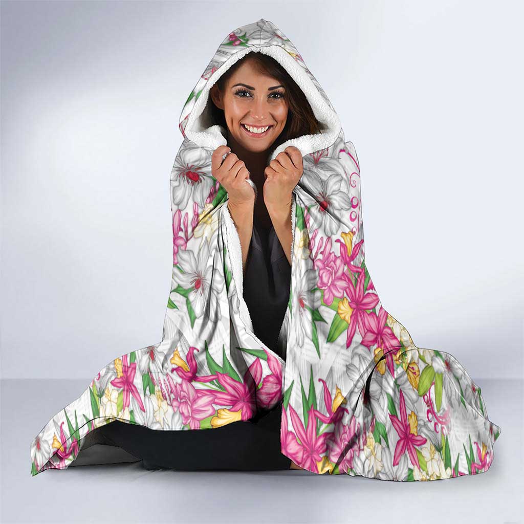 Hawaii Palaka Hooded Blanket White Tribal Pattern With Tropical Flowers - Polynesian Pride