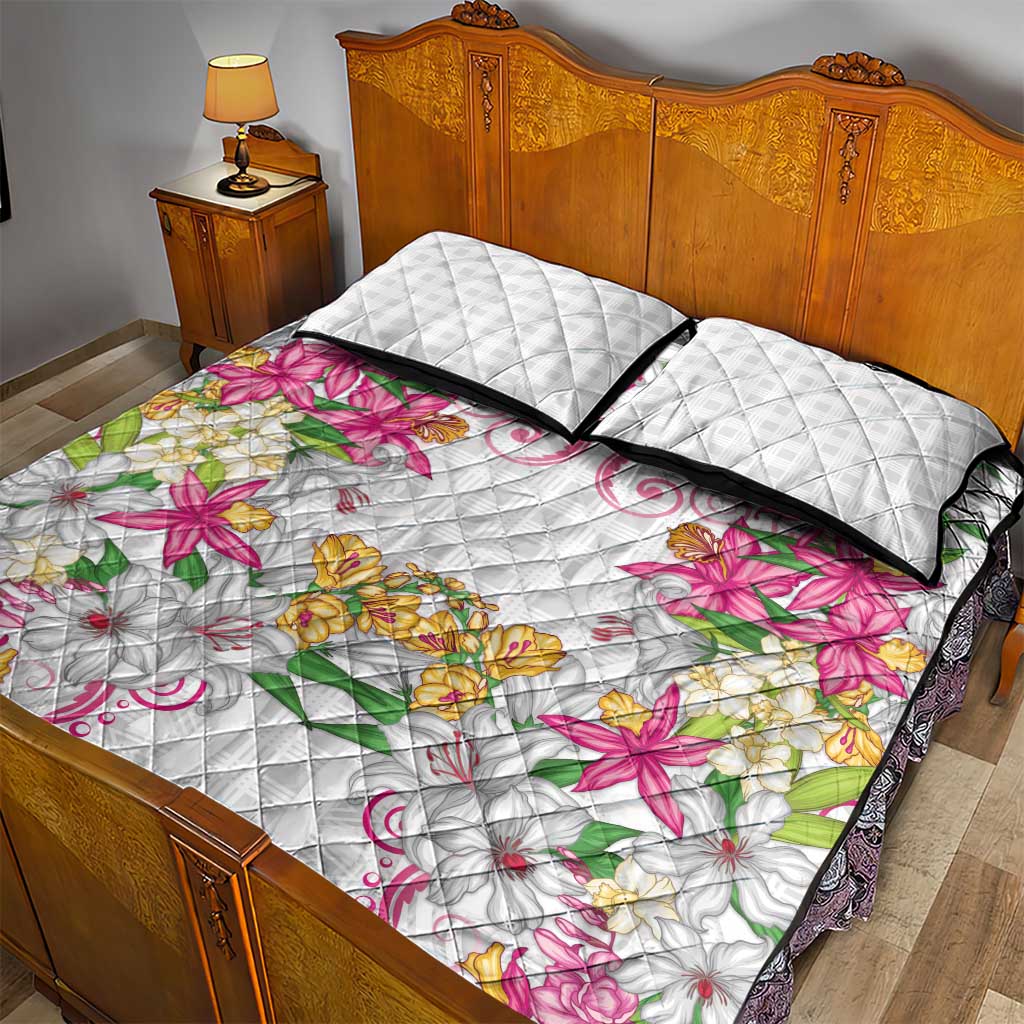 Hawaii Palaka Quilt Bed Set White Tribal Pattern With Tropical Flowers - Polynesian Pride
