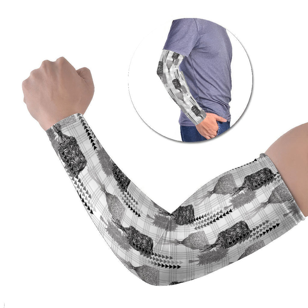 Aloha Hawaii Vintage Kahili Pa'a Lima Arm Sleeves Palaka Print Hinahina