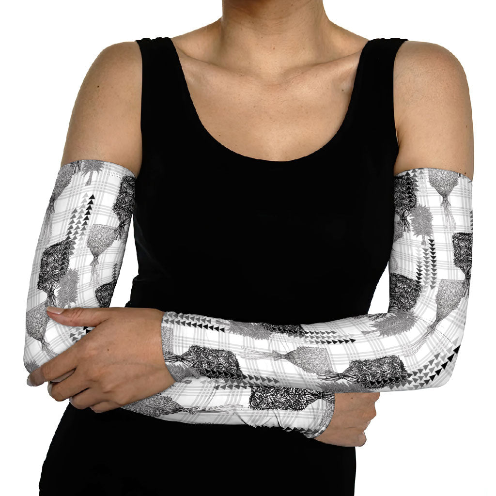 Aloha Hawaii Vintage Kahili Pa'a Lima Arm Sleeves Palaka Print Hinahina