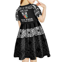 personalised-kia-kaha-te-reo-maori-kid-short-sleeve-dress-hei-tiki-mix-koru-black