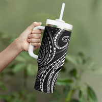 Polynesia Plumeria Lei Tumbler With Handle Black Curves Motif