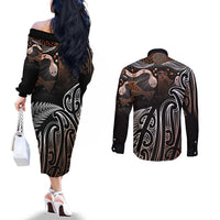 Aotearoa Maori - Australia Indigenous Couples Matching Off The Shoulder Long Sleeve Dress and Long Sleeve Button Shirt Koiri Whakairo Mix Aboriginal Art - Polynesian Pride