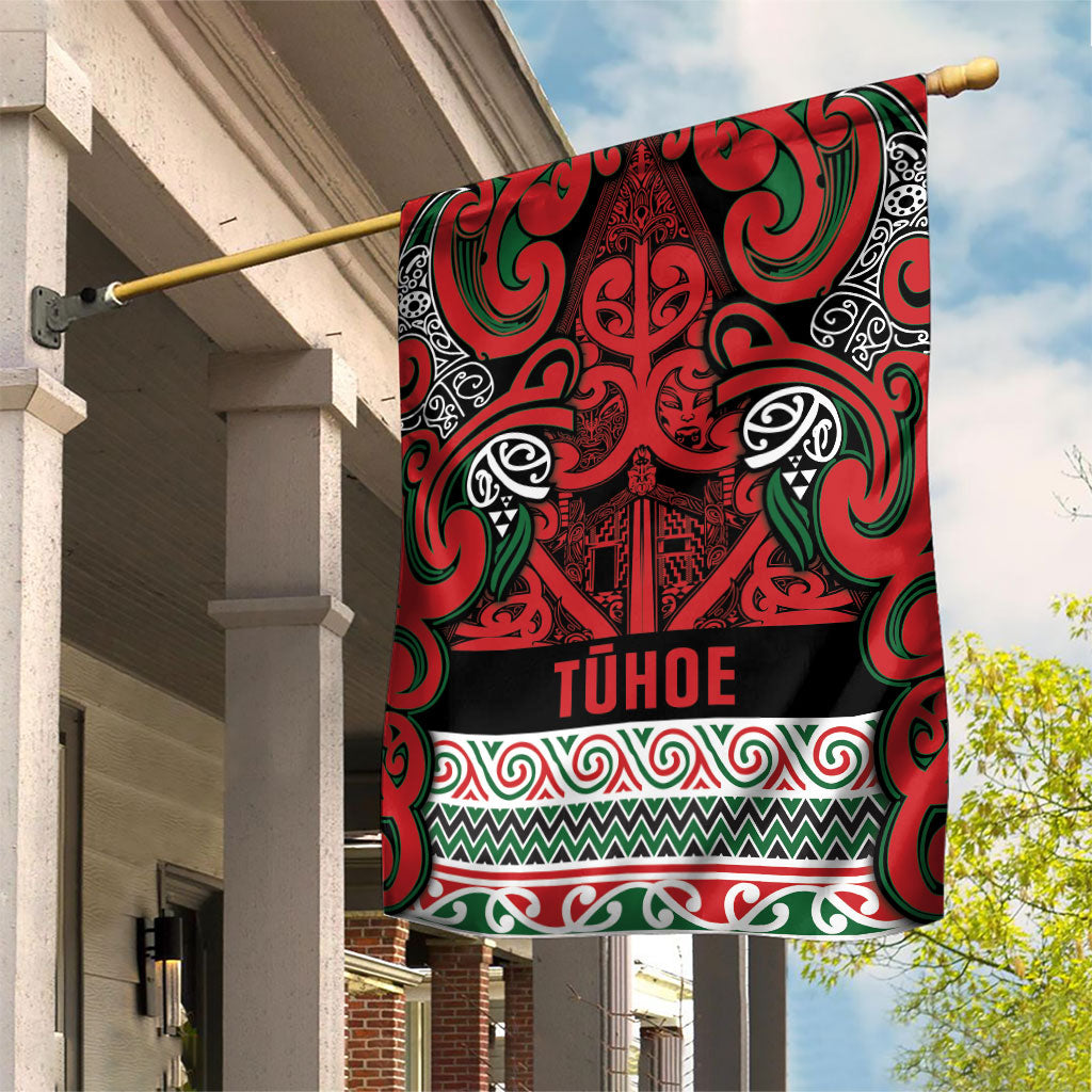 Aotearoa Iwi Tuhoe Garden Flag Maori Wharenui House Tribal Pattern LT9 House Flag Green Red - Polynesian Pride