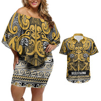 Aotearoa Iwi Ngāti Tama ki Te Waipounamu Trust Couples Matching Off Shoulder Short Dress and Hawaiian Shirt Maori Wharenui House Tribal Pattern LT9 Gold - Polynesian Pride