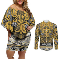 Aotearoa Iwi Ngāti Tama ki Te Waipounamu Trust Couples Matching Off Shoulder Short Dress and Long Sleeve Button Shirt Maori Wharenui House Tribal Pattern LT9 Gold - Polynesian Pride