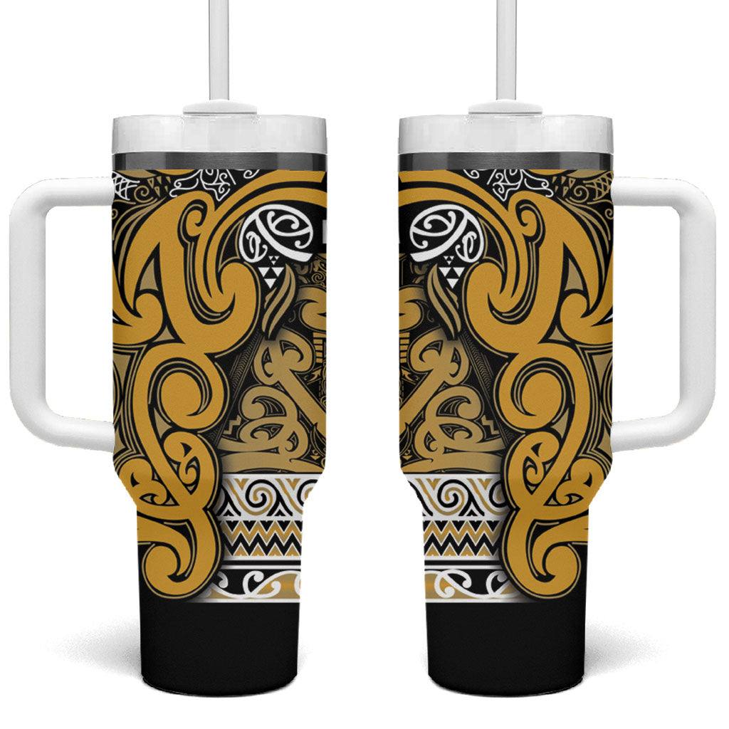 Aotearoa Iwi Ngāti Tama ki Te Waipounamu Trust Tumbler With Handle Maori Wharenui House Tribal Pattern LT9 One Size: 40 oz Gold - Polynesian Pride