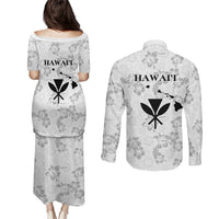 Hawaii Lei Kamehameha Couples Matching Puletasi and Long Sleeve Button Shirt Ke'oke'o Seamless Pattern Hibiscus Flower