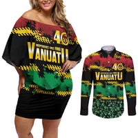 Vanuatu 46th Year Anniversary Couples Matching Off Shoulder Short Dress and Long Sleeve Button Shirt 30 July 1980 Hibiscus Seamless Pattern LT9 Black - Polynesian Pride