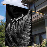 New Zealand Te Reo Māori Garden Flag Simple Black Fern