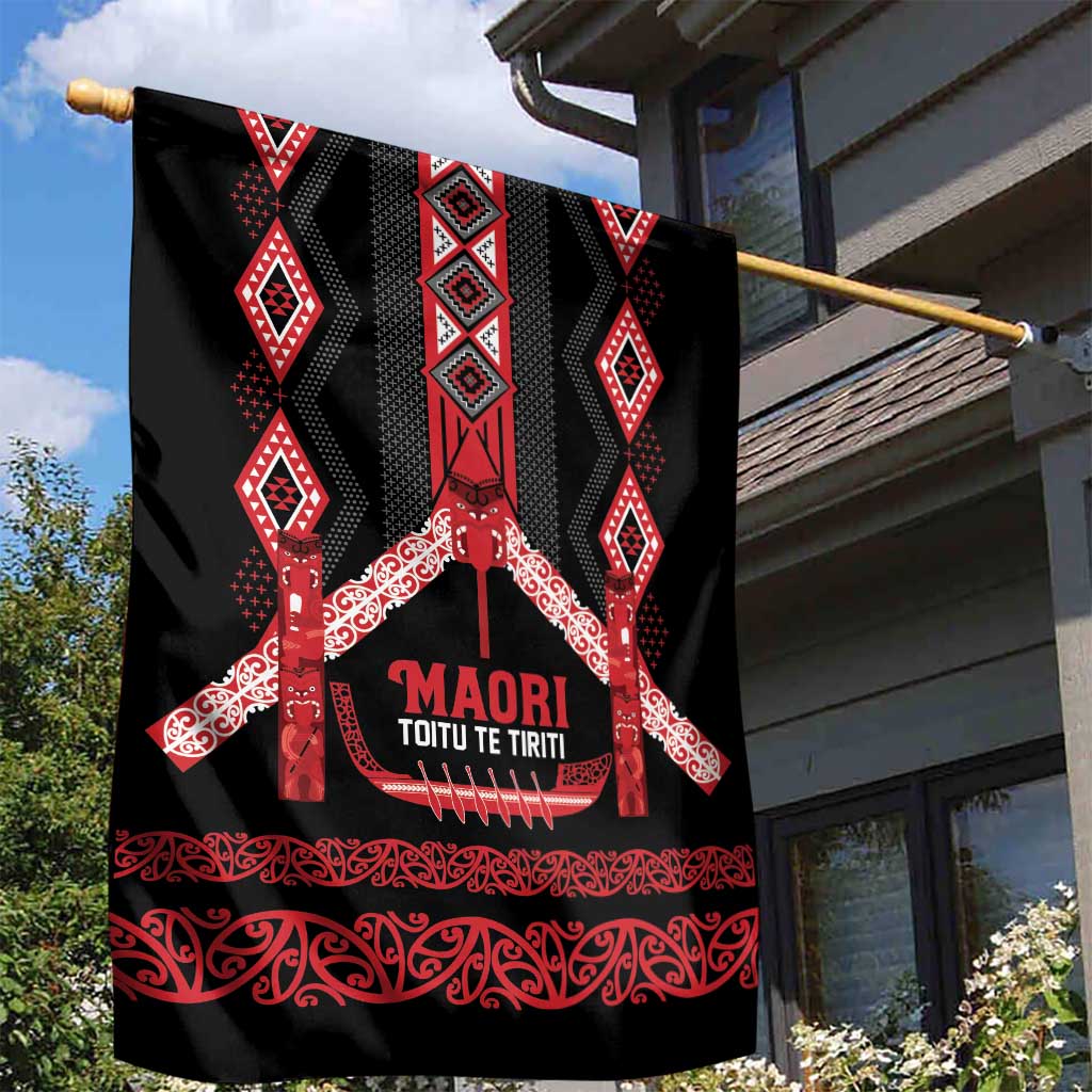Toitu Te Tiriti Waitangi Garden Flag Black Wharenui House - Polynesian Pride