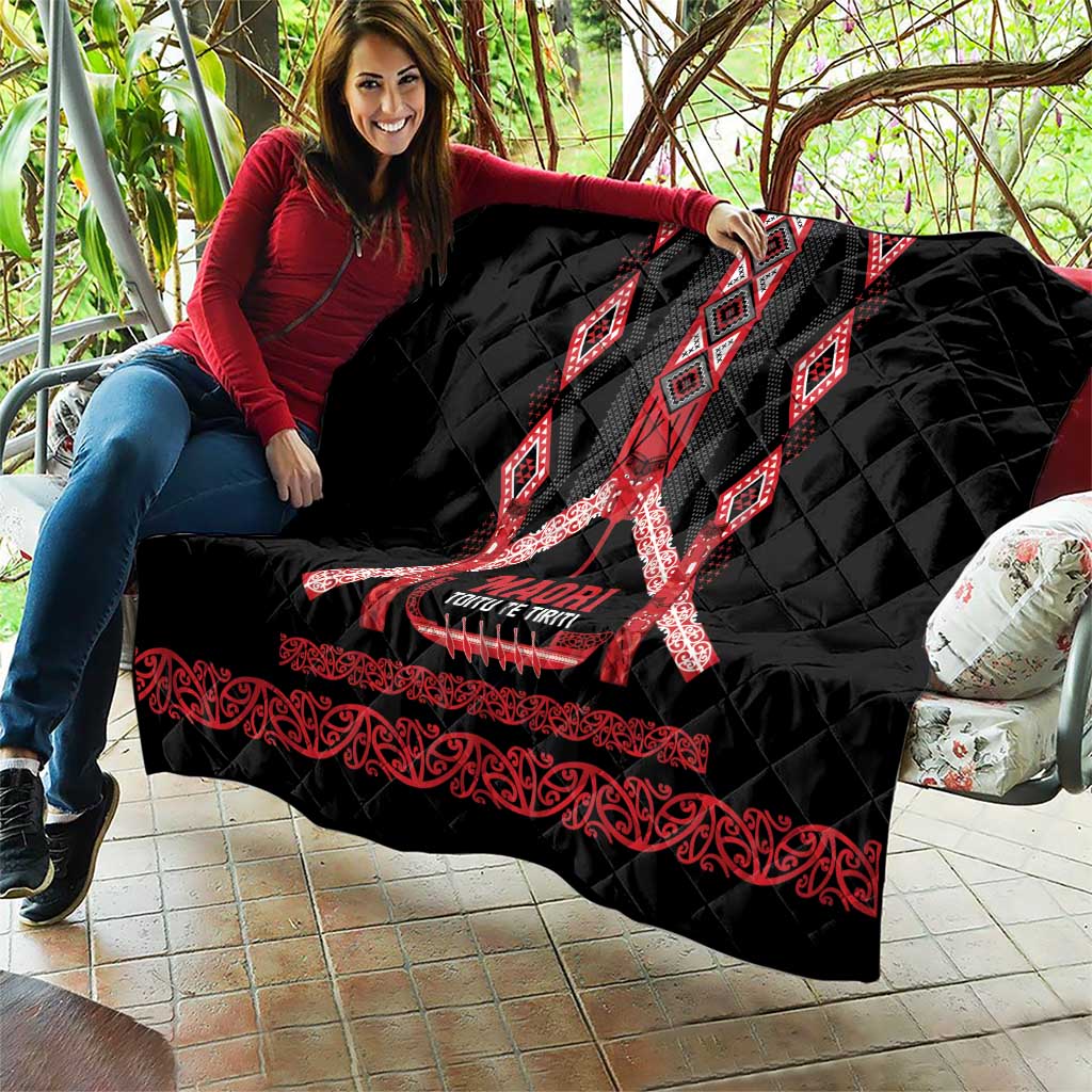 Toitu Te Tiriti Waitangi Quilt Black Wharenui House - Polynesian Pride