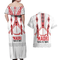 Toitu Te Tiriti Waitangi Couples Matching Off Shoulder Maxi Dress and Hawaiian Shirt White Wharenui House - Polynesian Pride