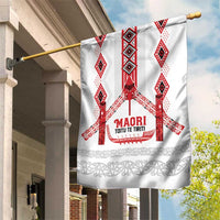 Toitu Te Tiriti Waitangi Garden Flag White Wharenui House - Polynesian Pride