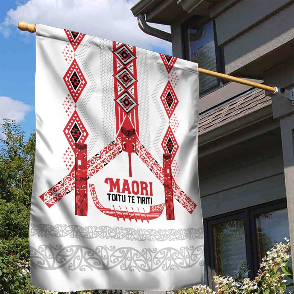 Toitu Te Tiriti Waitangi Garden Flag White Wharenui House - Polynesian Pride