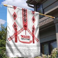 Toitu Te Tiriti Waitangi Garden Flag White Wharenui House - Polynesian Pride